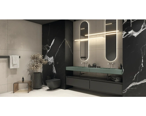 Salle de bains moderne avec lavabo, miroirs et toilettes devant un mur en marbre