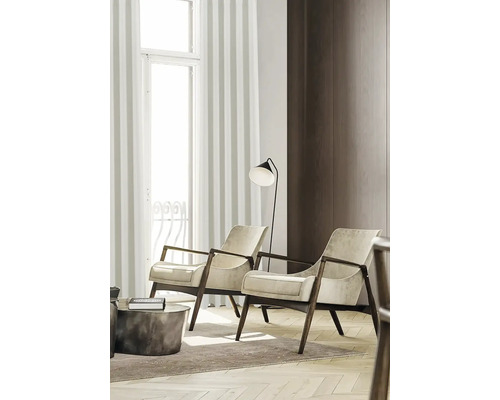 Intérieur clair et spacieux avec deux fauteuils, lampadaire et rideaux à la fenêtre