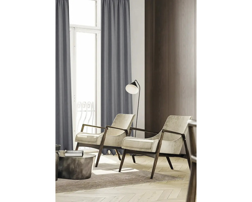 Salon avec deux fauteuils, lampadaire et rideau gris