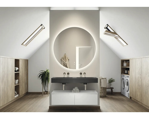 Salle de bains avec lavabo double, miroir rond avec éclairage et fenêtres de toit