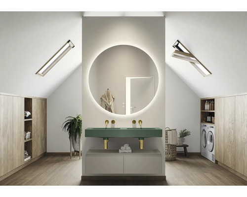 Salle de bains lumineuse dans les combles avec miroir rond, lavabo et fenêtres de toit