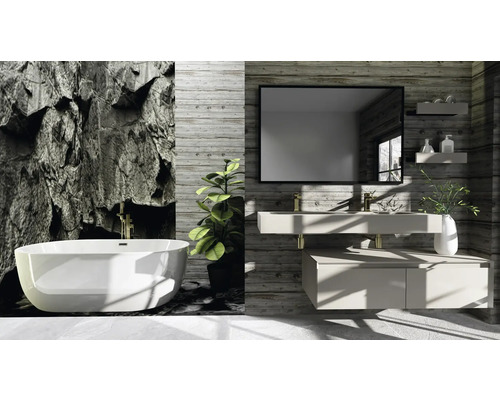 Badezimmer mit Badewanne, Waschtisch, Spiegel und rustikaler Wandgestaltung