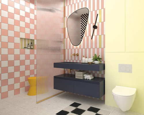 Salle de bain avec meuble-lavabo, miroir, toilettes et motif en damier