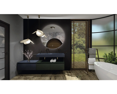 Salle de bains moderne avec meuble-lavabo, miroir, éclairage, baignoire et porte-serviettes devant une fenêtre.