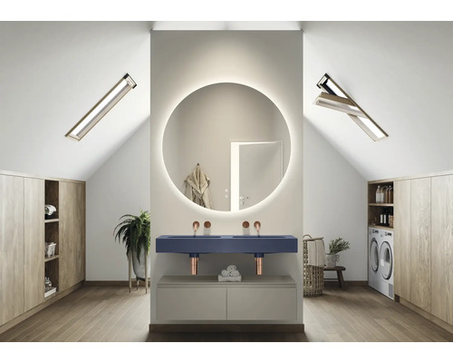 Salle de bains moderne avec fenêtres de toit, miroir rond et double vasque