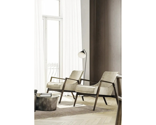 Deux fauteuils avec cadre en bois et lampadaire dans un salon lumineux.