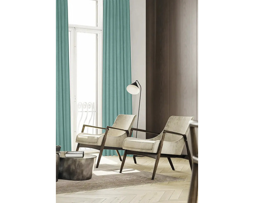 Salon avec rideaux, fauteuils et lampadaire