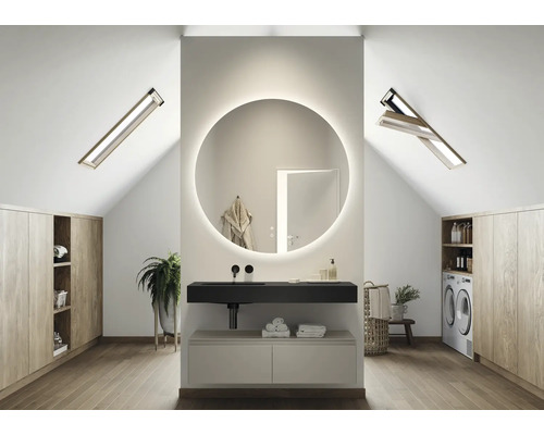 Modernes Badezimmer im Dachgeschoss mit rundem Spiegel, Waschtisch und Dachfenstern.