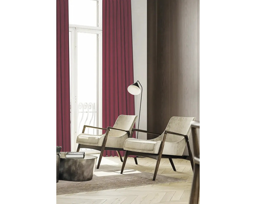 Salon avec deux fauteuils, lampadaire et rideaux bordeaux