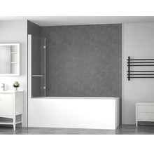 Badezimmer mit Badewanne, Badewannenaufsatz, Waschtisch und Handtuchwärmer