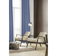 Salon avec rideaux, fauteuils et lampadaire