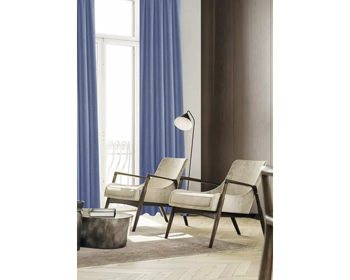Salon avec rideaux, fauteuils et lampadaire