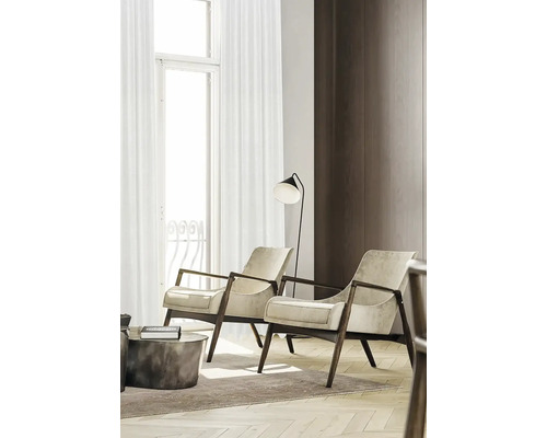 Wohnzimmer mit zwei Sesseln, Stehlampe und Teppich auf Parkettboden