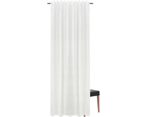 Weisser Dekoschal mit Kräuselbandaufhängung vor einem Stuhl