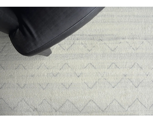 Vue détaillée d''un tapis avec motif graphique sous un meuble