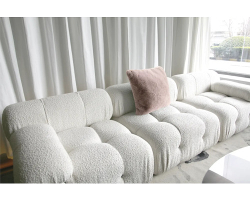 Canapé modulable blanc en bouclette avec coussin