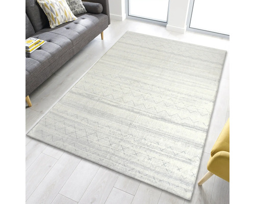 Tapis rectangulaire avec motifs géométriques dans un salon