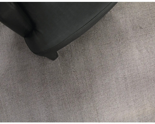 Detailaufnahme eines Teppichs neben einem Sessel