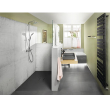 Salle de bains lumineuse avec douche, lavabo et radiateur