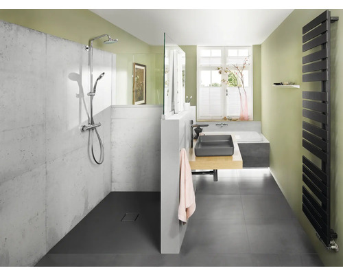 Salle de bains lumineuse avec douche, lavabo et radiateur