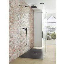 Douche à l''italienne avec douche de tête, ensemble de douche et receveur de douche devant un mur de briques