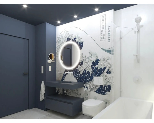 Salle de bains moderne avec lavabo, miroir lumineux, baignoire et fresque murale à motif de vagues