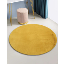 Tapis rond jaune dans la pièce avec table et tabouret