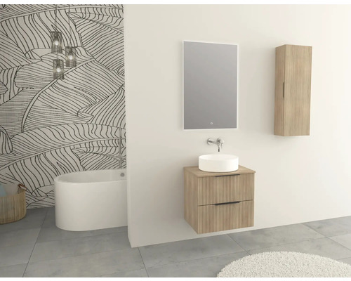 Salle de bains avec baignoire, meuble-lavabo avec miroir et armoire suspendue