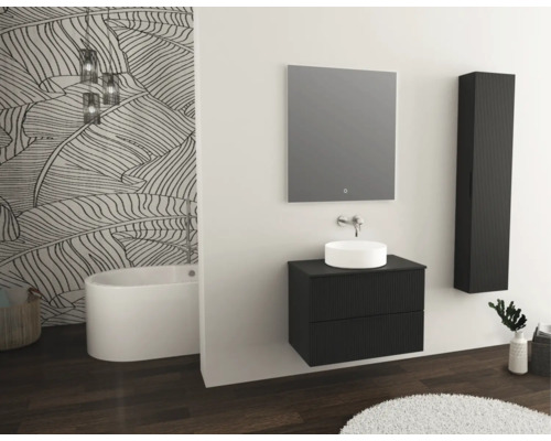 Salle de bains avec baignoire, lavabo, miroir et armoire haute