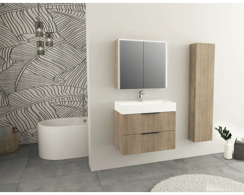Salle de bains moderne avec meuble-lavabo, armoire de toilette éclairée et armoire haute