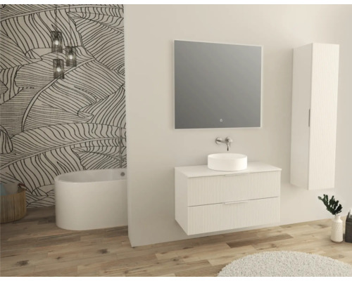 Salle de bains avec baignoire, meuble-lavabo, miroir et armoire haute