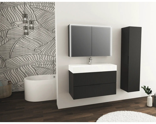 Salle de bains avec meuble-lavabo, armoire de toilette, armoire haute, baignoire et papier peint décoratif