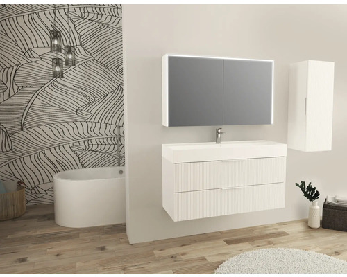 Salle de bain lumineuse avec meuble-lavabo, armoire de toilette, armoire haute et baignoire