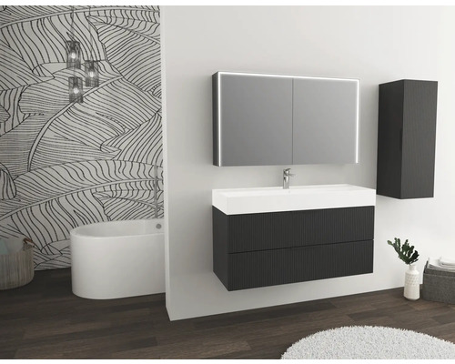 Salle de bain moderne avec lavabo, miroir, armoire suspendue et baignoire.
