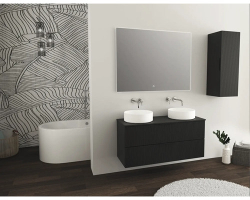 Salle de bains avec meuble-lavabo double, miroir, armoire suspendue et baignoire devant un mur à motifs de feuilles
