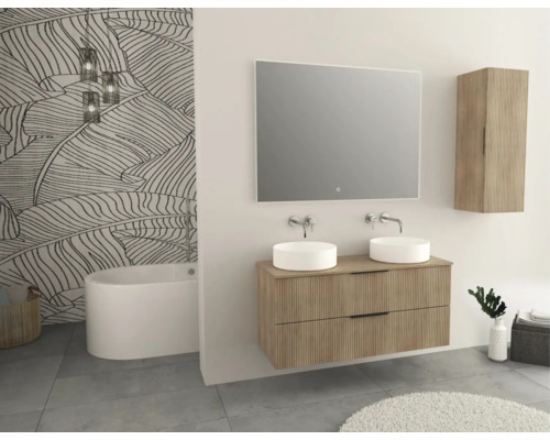Salle de bain moderne avec meuble-lavabo, deux vasques à poser, armoire de toilette et baignoire.