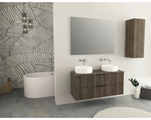 Salle de bain moderne avec meuble-lavabo, miroir, armoire suspendue et baignoire îlot.