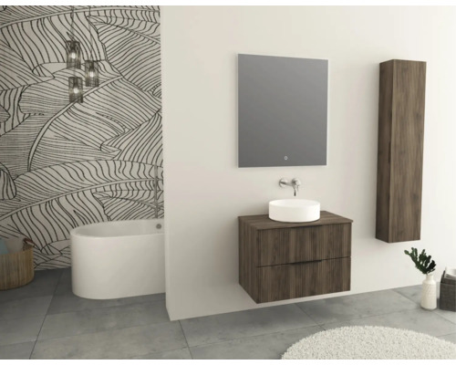 Salle de bains avec baignoire, lavabo avec miroir, meuble sous-lavabo et armoire haute