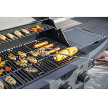 Gasgrill mit Pouletflügeli, Würstchen und Maiskolben auf dem Grillrost