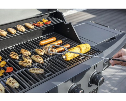 Gasgrill mit Pouletflügeli, Würstchen und Maiskolben auf dem Grillrost
