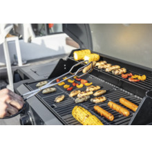Gasgrill mit Grillgut wie Maiskolben, Würstchen und Gemüse