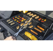 Grill mit Würstchen, Gemüse und Grillzange