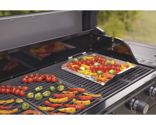 Des légumes préparés sur un gril.