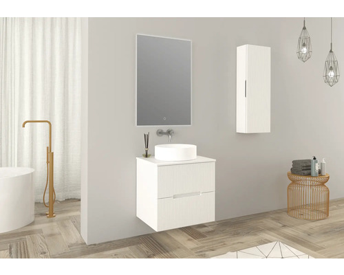 Modernes Badezimmer mit Waschtisch, Spiegel, Hängeschrank und dekorativen Elementen für ein stilvolles Ambiente