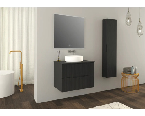 Badezimmer mit Waschtischunterschrank, Spiegel, Hochschrank und Dekoration