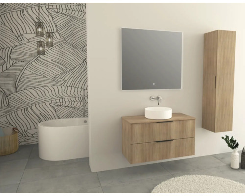 Badezimmer mit Waschtischunterschrank, Aufsatzwaschbecken, Spiegel und Hochschrank