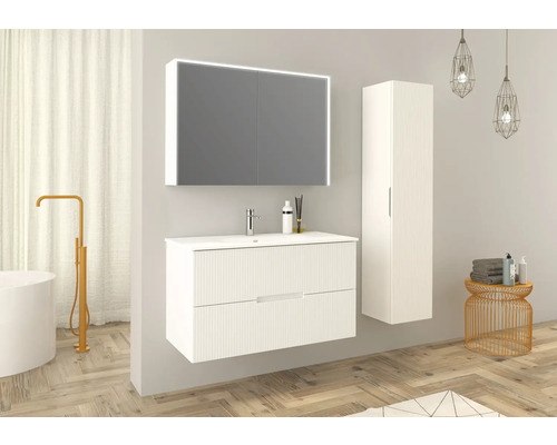 Badezimmer mit Waschtischunterschrank, Spiegelschrank, Hochschrank und Badewanne