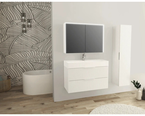 Helles Badezimmer mit Waschtisch, Spiegelschrank mit Beleuchtung und Hochschrank