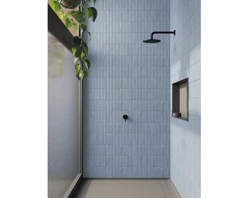 Badezimmer mit Dusche, ausgestattet mit Wandfliesen, Duschkopf und Armatur