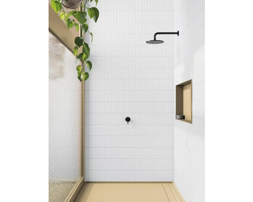 Salle de bain moderne avec carrelage mural blanc à pose verticale, pommeau de douche noir et étagère encastrée